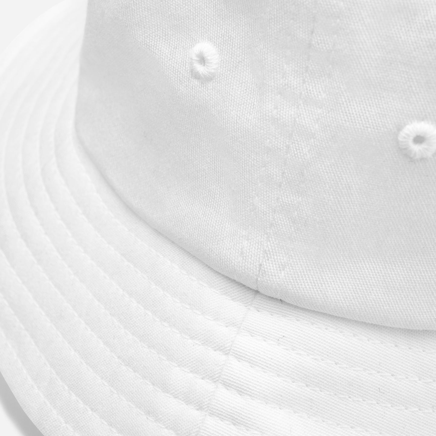Bucket Hat Clássico Descrição do Produto: Estás farto de sentir que a moda de hoje é toda igual e que as marcas só querem saber de vendas? Nós também. Por isso, criámos um Bucket que vai além de um simples acessório – ele representa a tua personalidade e