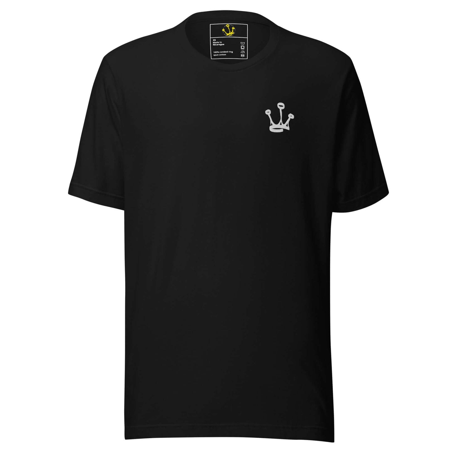 T-shirt "Não te julgues mais homem do que eu porque tens mais views" "Não te julgues mais homem do que eu porque tens mais views."Frase de Phoenix RDC que transforma esta t-shirt numa crítica afiada à cultura do ego digital. O palco vazio estampado no pei