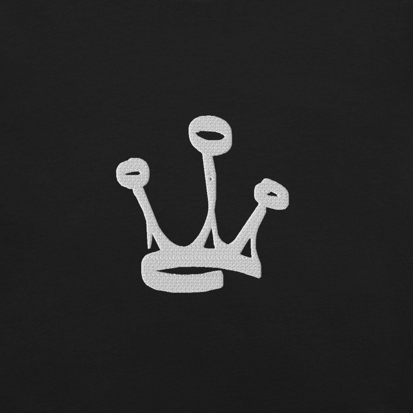 T-shirt "Não te julgues mais homem do que eu porque tens mais views" "Não te julgues mais homem do que eu porque tens mais views."Frase de Phoenix RDC que transforma esta t-shirt numa crítica afiada à cultura do ego digital. O palco vazio estampado no pei