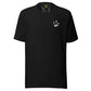T-shirt "Não te julgues mais homem do que eu porque tens mais views" "Não te julgues mais homem do que eu porque tens mais views."Frase de Phoenix RDC que transforma esta t-shirt numa crítica afiada à cultura do ego digital. O palco vazio estampado no pei