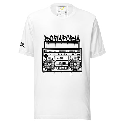T-shirt Bofiafobia Mais do que vestir, é tomar posição.Inspirada na icónica música dos Dealema, a Bofiofobia é uma peça de confronto — uma resposta direta à opressão e à brutalidade policial. Não é só moda urbana: é uma bandeira vestível. Porquê escolher